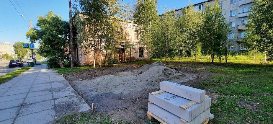  «Окно в историю» начали «вырубать» на улице Октябрьской
