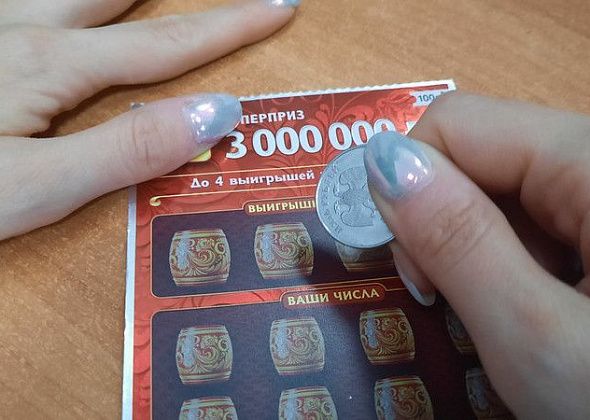 Продавщица, пытаясь выиграть в лотерею, стерла защитные полосы на 1183 билетах
