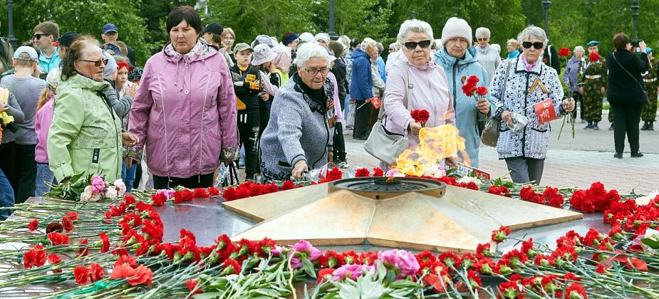 В День памяти и скорби к Вечному огню возложили цветы