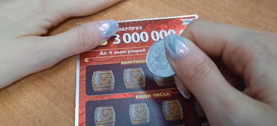 Продавщица, пытаясь выиграть в лотерею, стерла защитные полосы на 1183 билетах