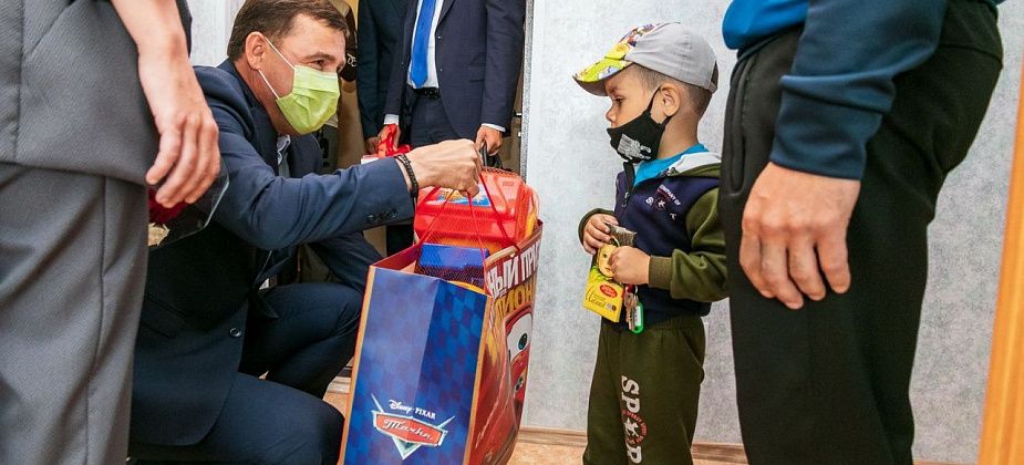 Евгений Куйвашев в Нижней Туре вручил ключи от квартир жильцам первого в регионе дома для арендаторов