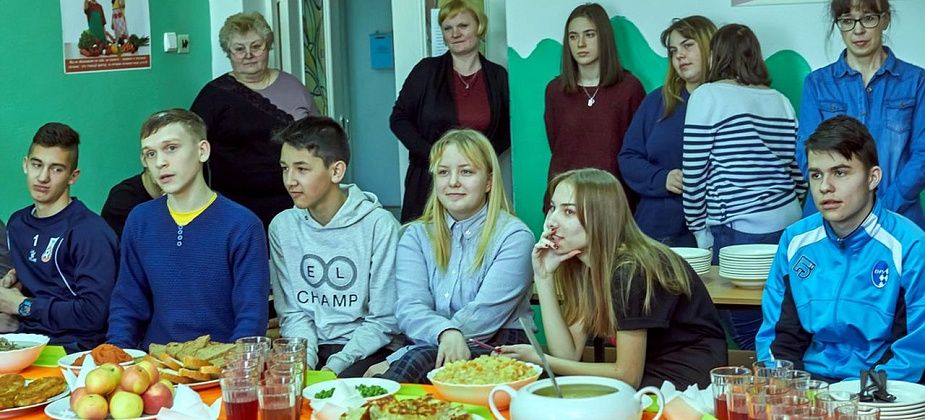 Сбалансировано, вкусно, недорого. Компания «Кейтеринбург» накормила школьников и их родителей. Всем понравилось