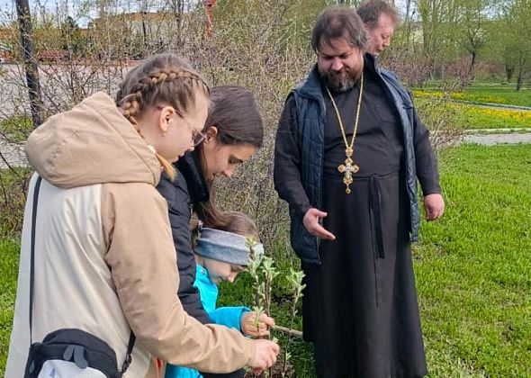 Память погибшего в Богословлаге священника почтили молебном и высадкой яблони