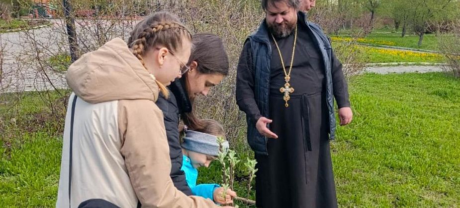 Память погибшего в Богословлаге священника почтили молебном и высадкой яблони