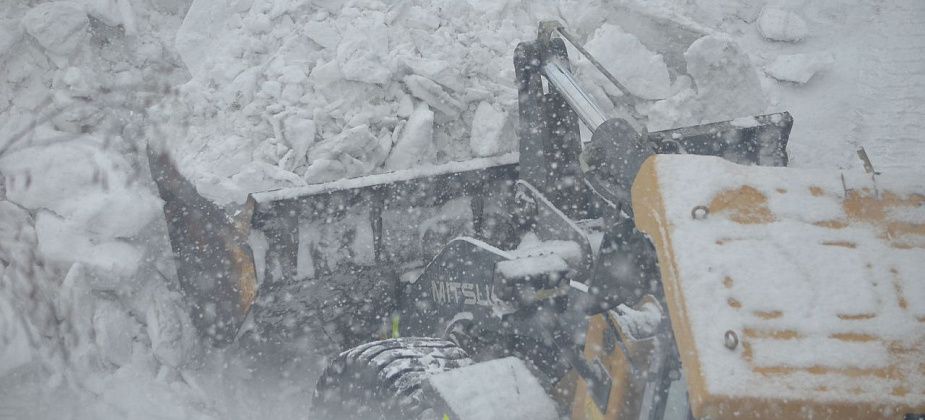 В 20.00 начнется очистка улиц от снега. Подрядчик просит убрать авто с обочин