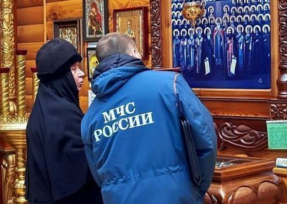 Сотрудники МЧС напоминают о правилах безопасности в церкви 