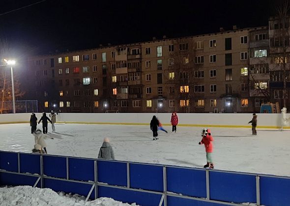 В Краснотурьинске заливают ледовые катки 