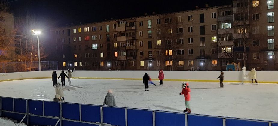 В Краснотурьинске заливают ледовые катки 