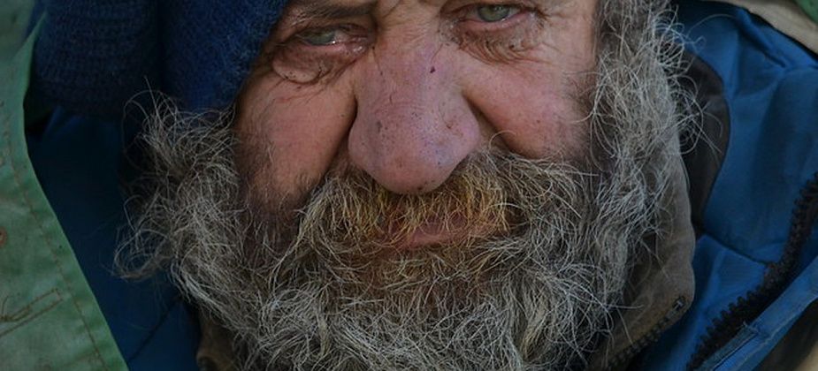 «Я не живу, а существую». 56-летний бомж спит под дождем и ест один раз в день
