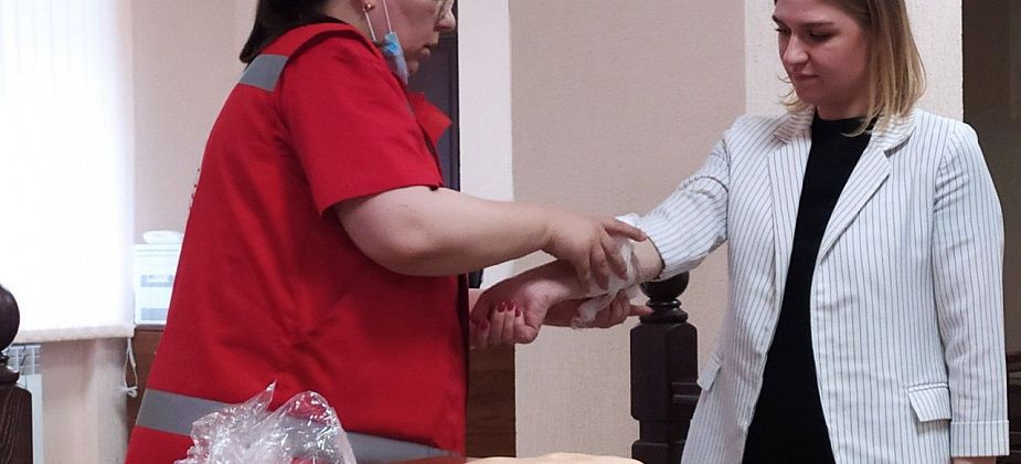 Сотрудников суда научили оказывать первую помощь 