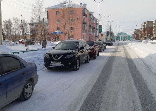 Горожане страдают из-за запрета парковки на улице Ленина
