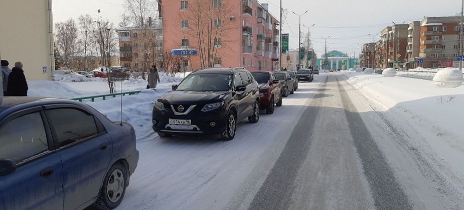 Горожане страдают из-за запрета парковки на улице Ленина