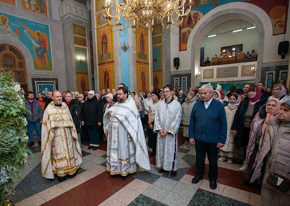 Ночная рождественская литургия собрала полный храм в Краснотурьинске