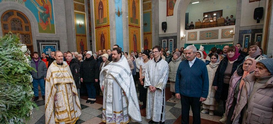 Ночная рождественская литургия собрала полный храм в Краснотурьинске