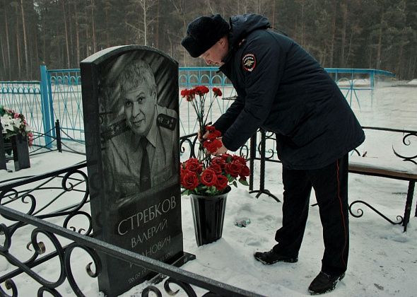 «Он был одним из лучших руководителей»: полицейские возложили цветы к могиле Валерия Стребкова