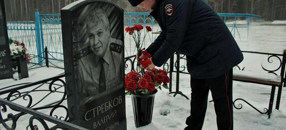 «Он был одним из лучших руководителей»: полицейские возложили цветы к могиле Валерия Стребкова