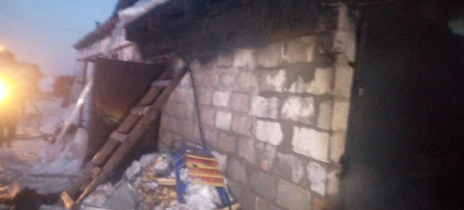В Рудничном горел гараж. Сторож успел покинуть помещение