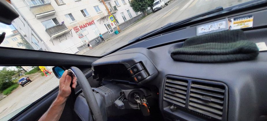 Водителя, чуть не сбившего ребенка и проехавшего на красный, оштрафовали