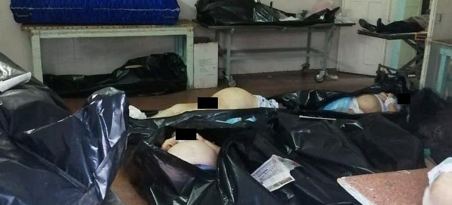 Трупы складировали на полу в прихожей. В морге Серова закончились места для покойников
