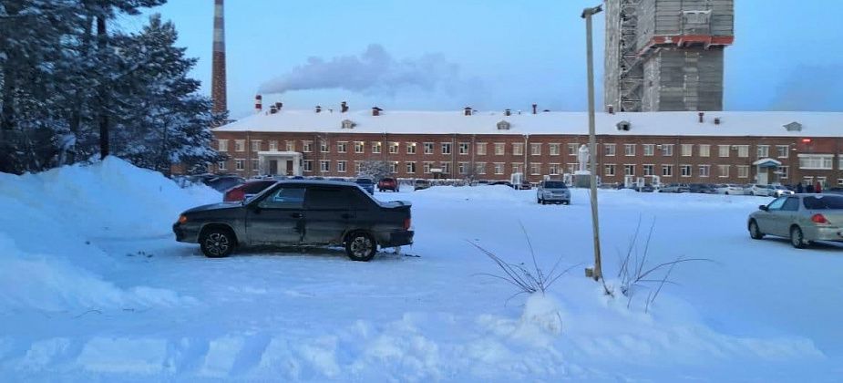 В ГИБДД разыскивают водителя, который врезался в чужое авто и скрылся 