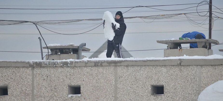 В Краснотурьинске дали старт чисткам крыш от снега