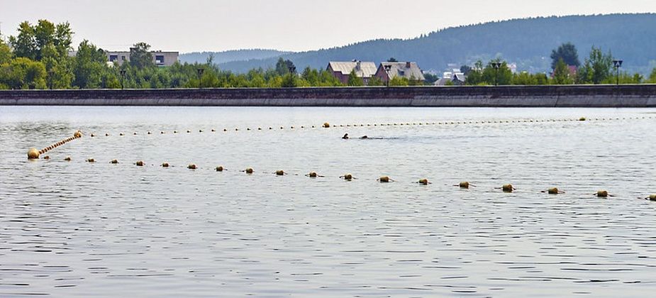 На пляже организовали буйки и спецтранспорт