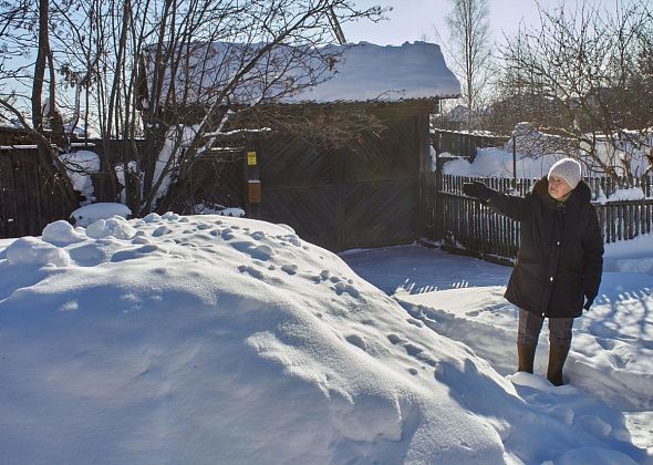 «Сказали, нет техники. И денег на технику тоже!»: пенсионерка из Рудничного просит вывезти сугробы с перекрестка