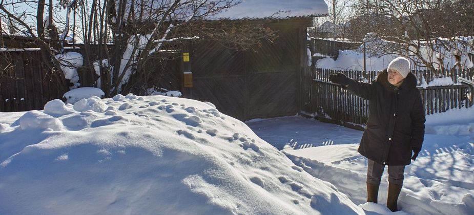«Сказали, нет техники. И денег на технику тоже!»: пенсионерка из Рудничного просит вывезти сугробы с перекрестка