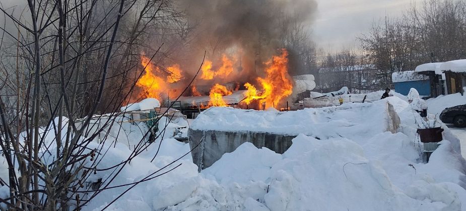 На Рудничном сгорели ВАЗ и "Ниссан"