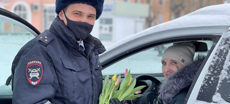 Сотрудники ГИБДД поздравили водительниц тюльпанами 