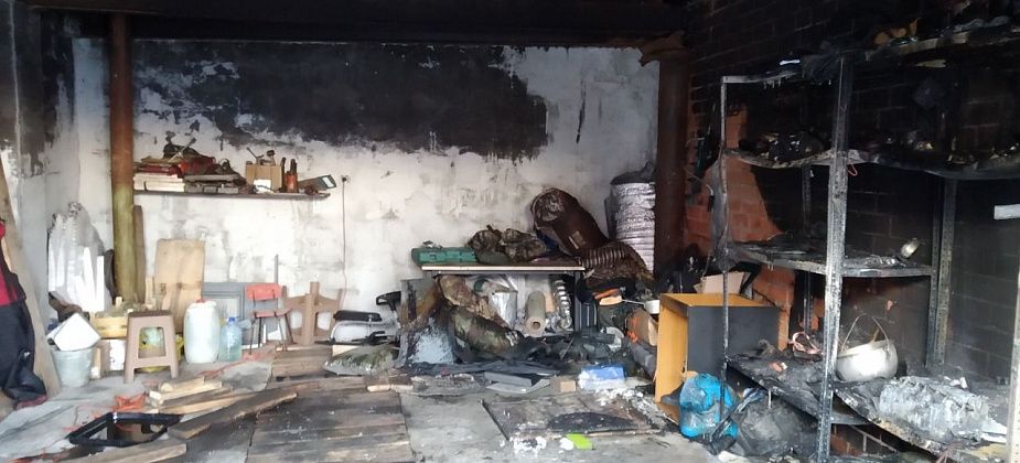 В Краснотурьинске из-за взрыва аккумулятора горел «УАЗ-Хантер»