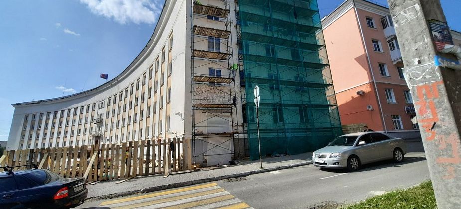 Начат ремонт фасада администрации