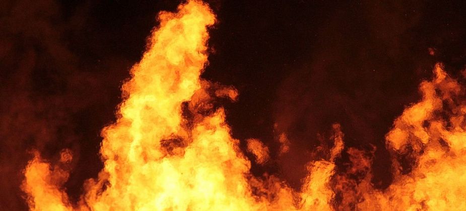 В Краснотурьинске горели гараж и садовый дом