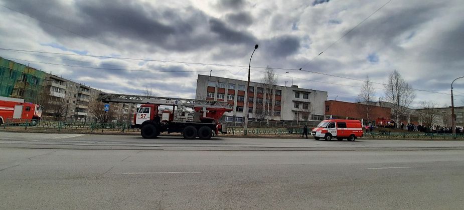 "Все было в дыму". В краснотурьинской школе произошел пожар. Детей эвакуировали
