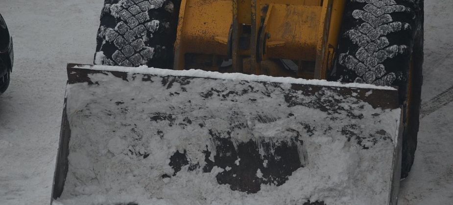 19 единиц техники расчищают дороги и тротуары от снега