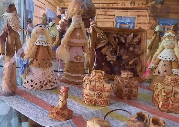 На Станции юных натуралистов работает выставка берестяных изделий