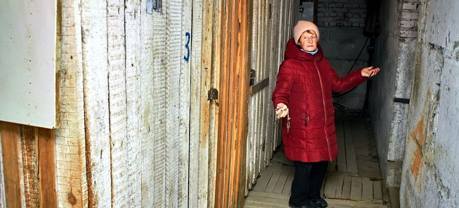 «Это на Новый год подарок?». Коммунальщики требуют у жителей разобрать сарайки в подвалах