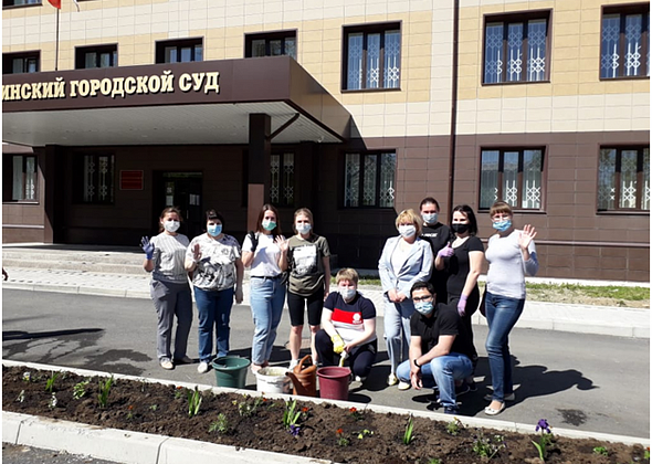 Сотрудники суда облагородили свою территорию