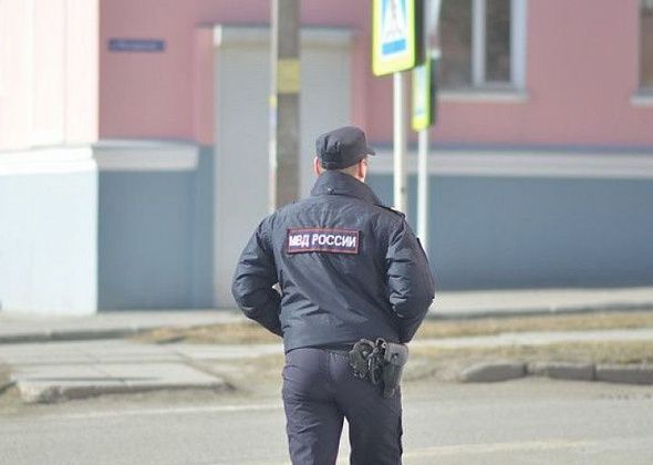 Горожанин спрятал найденный наркотик во рту, но выплюнул его, когда увидел полицейских