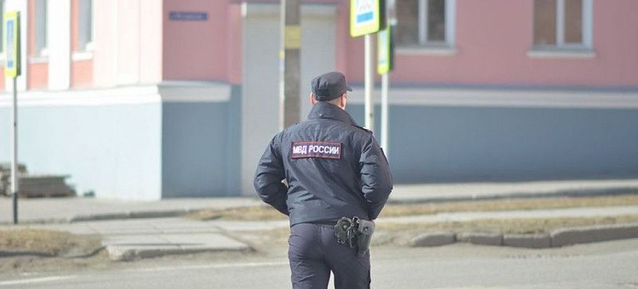 Горожанин спрятал найденный наркотик во рту, но выплюнул его, когда увидел полицейских
