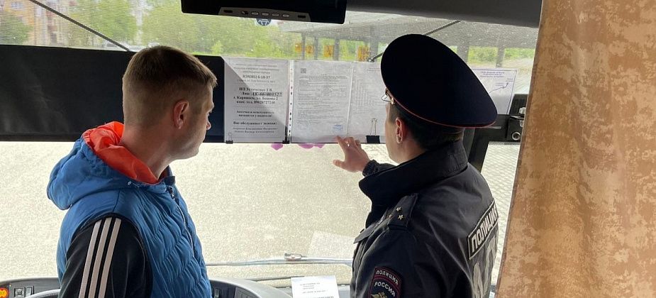 Сотрудники ГИБДД проверили автобусы и нашли 15 нарушений