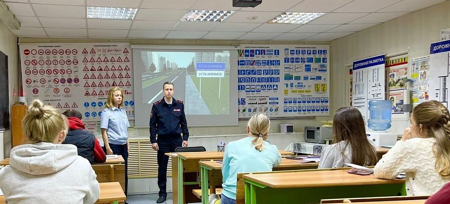 Сотрудники ГИБДД обучили начинающих водителей в автошколе