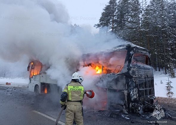 Автобус, перевозивший пассажиров на север области, полностью сгорел на свердловской трассе