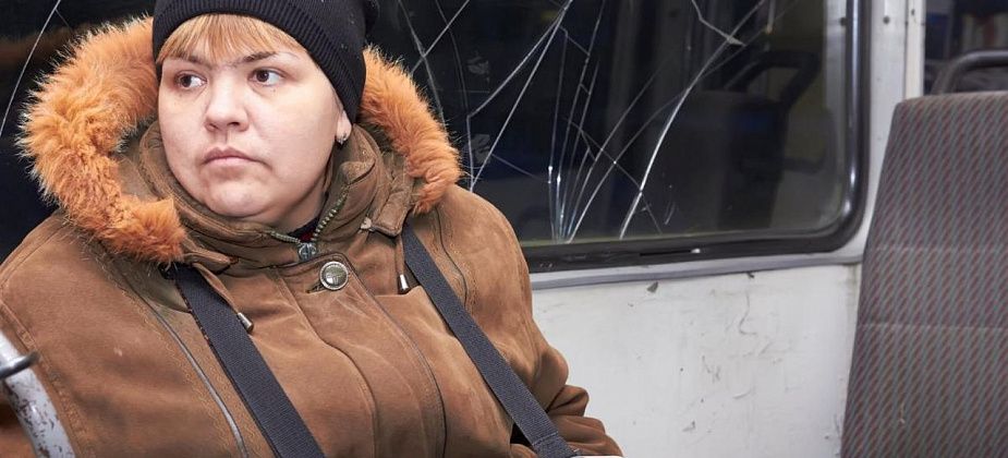 Кондуктор трамвая продает билеты, следит за чистотой, тушит колодки, помогает обесточить вагон