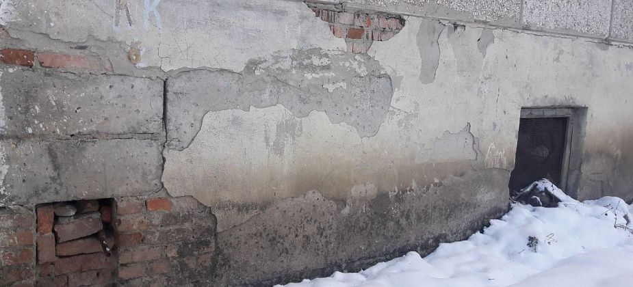 «Такое чувство, что заходишь не в свой дом, а в бомжатник»: как живется в доме №12 на улице Животноводов