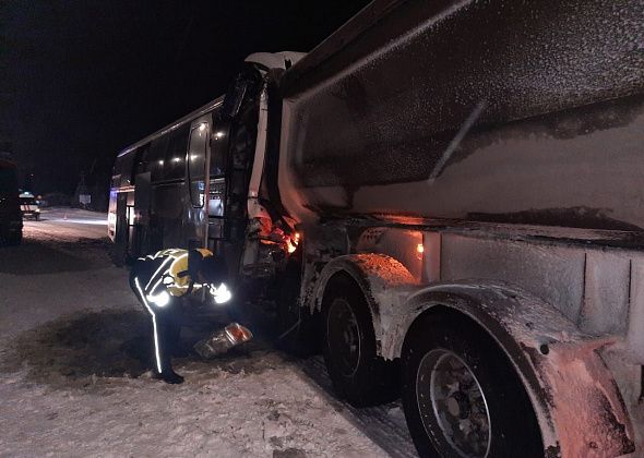 Автобус "Тюмень-Краснотурьинск" попал в ДТП на Серовском тракте. Погиб водитель
