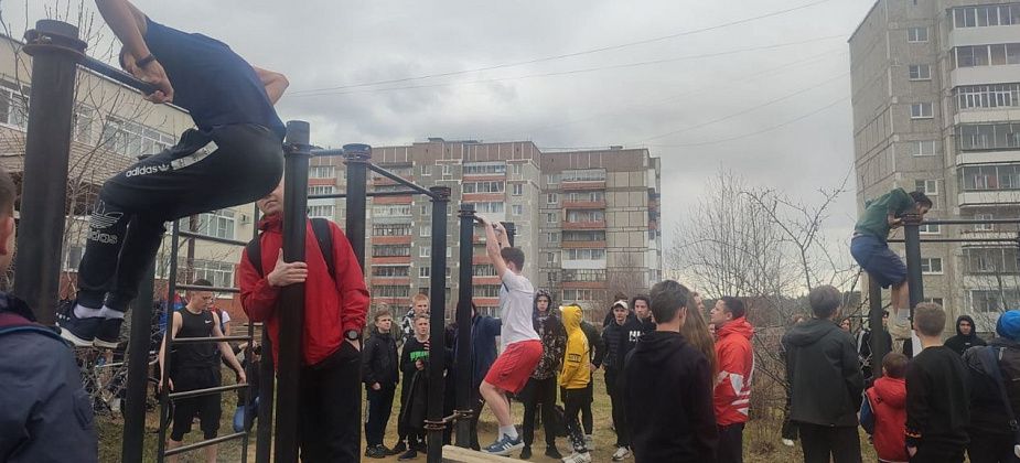 Краснотурьинские школьники соревновались на турниках