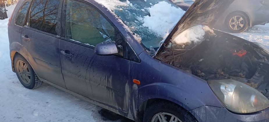 Рядом с отделом полиции вспыхнул автомобиль