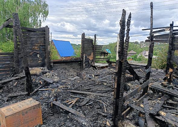 Ущерб от огня составил 5 000 000 рублей, погорельцам выделили 5000. Дом восстанавливают всем миром