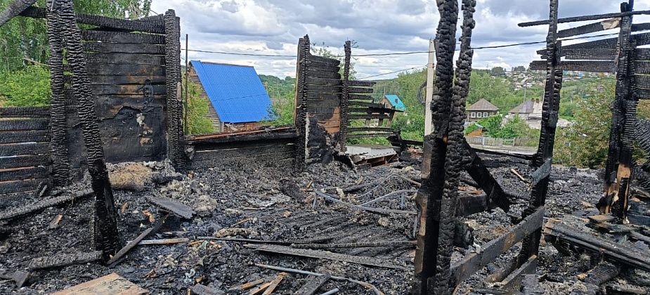 Ущерб от огня составил 5 000 000 рублей, погорельцам выделили 5000. Дом восстанавливают всем миром